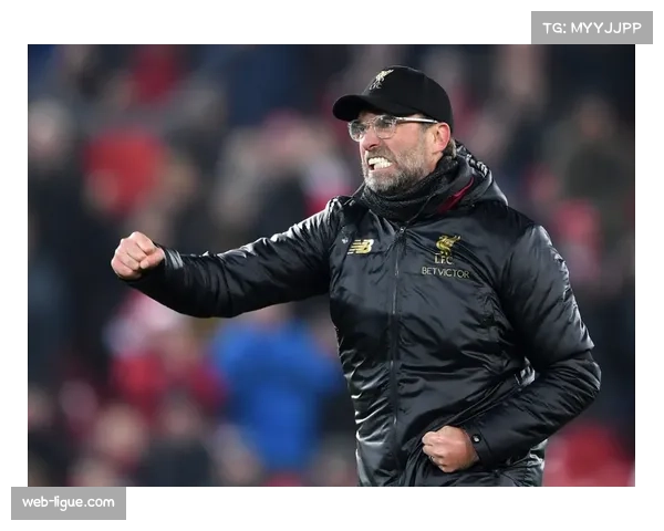 维戈塞尔塔主教练在边线指挥,频繁通过手势指令调整本队前场压迫阵型 维戈塞尔塔主教练在边线指挥,频繁通过手势指令调整本队前场压迫阵型