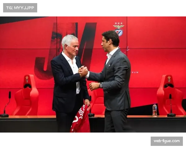 即时:拜仁慕尼黑下半场开场即变阵,调整为三后卫体系 即时:拜仁慕尼黑下半场开场即变阵,调整为三后卫体系